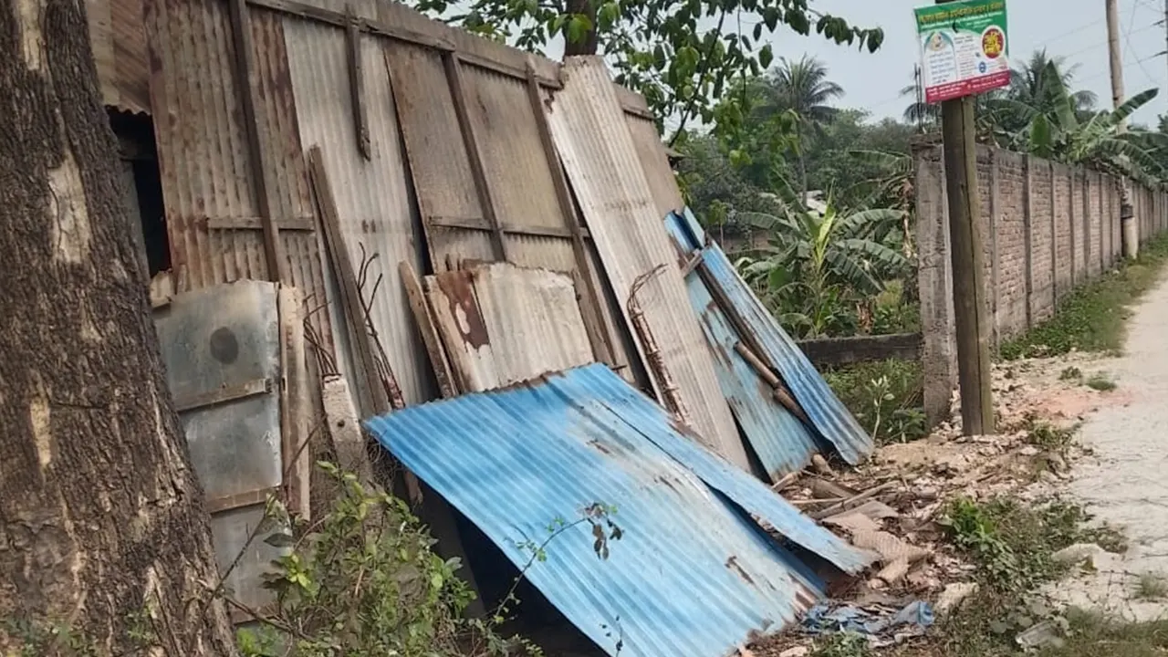 নারায়ণগঞ্জের সোনারগাঁয়ের এসএম জামালউদ্দিন নামের এক ব্যবসায়ীর বাড়িঘর ভাঙচুর ও লুটপাটের চিত্র। ছবি : কালবেলা