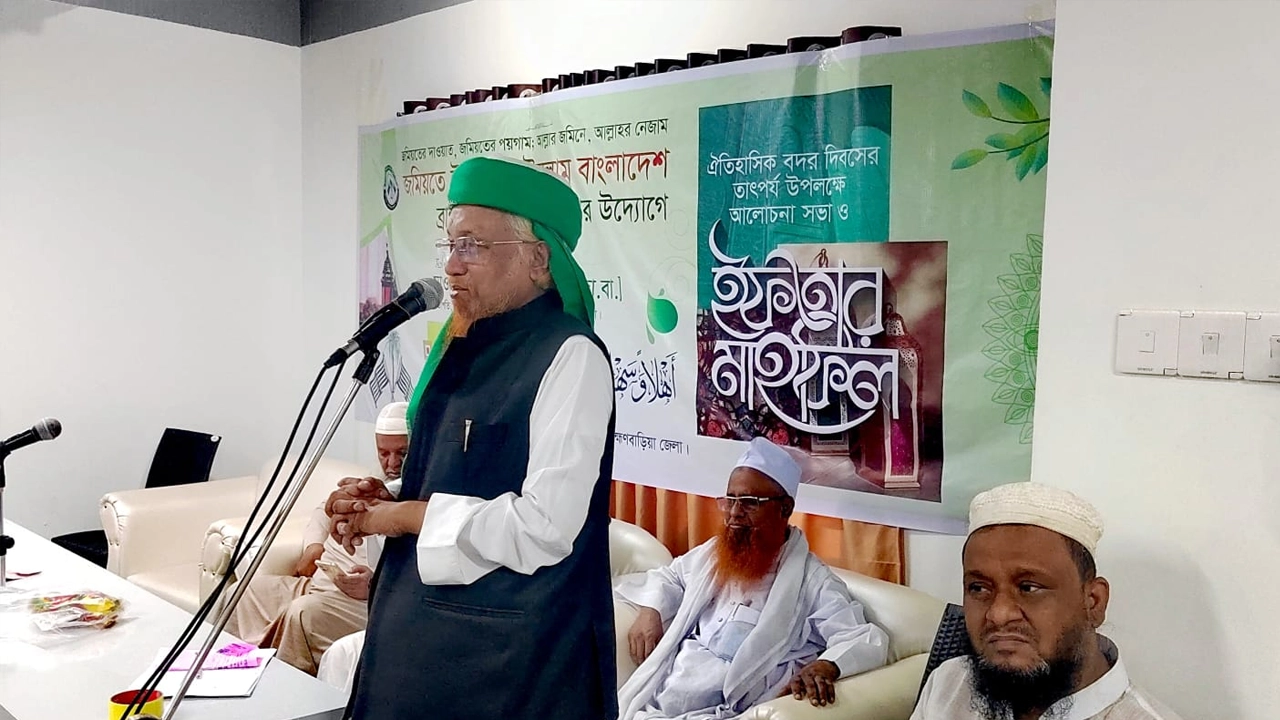 জমিয়তে উলামায়ে ইসলাম বাংলাদেশ ব্রাহ্মণবাড়িয়া জেলার ইফতার মাহফিলে বক্তব্য দেন মাওলানা জুনায়েদ আল হাবিব। ছবি : কালবেলা