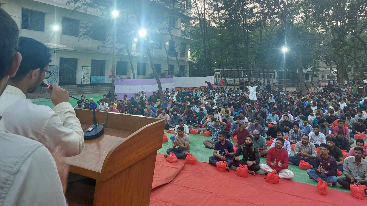 জগন্নাথ বিশ্ববিদ্যালয়ের মুক্তমঞ্চে আয়োজিত ইফতার মাহফিল। ছবি : কালবেলা
