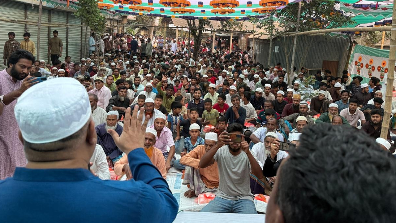 ইফতার মাহফিলে ঢাকা জেলা যুবদলের সভাপতি ইয়াছিন ফেরদৌস মুরাদ। ছবি : কালবেলা