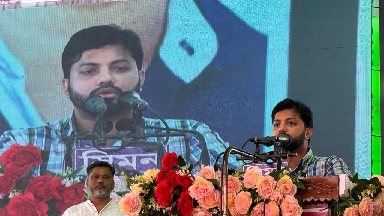 কর্মশালায় ইশরাক হোসেন। ছবি : কালবেলা
