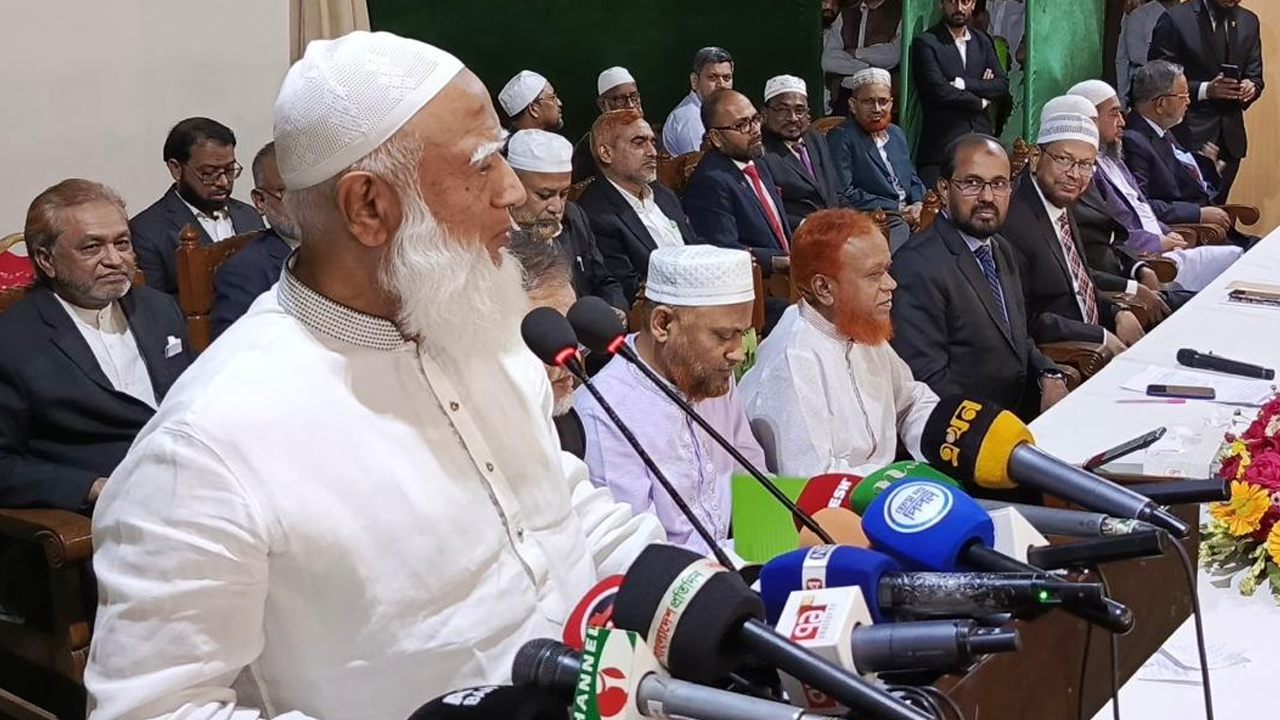 সুপ্রিম কোর্ট আইনজীবী সমিতি মিলনায়তনে আলোচনা সভায় জামায়াতে ইসলামীর আমির ডা. শফিকুর রহমান। ছবি : কালবেলা