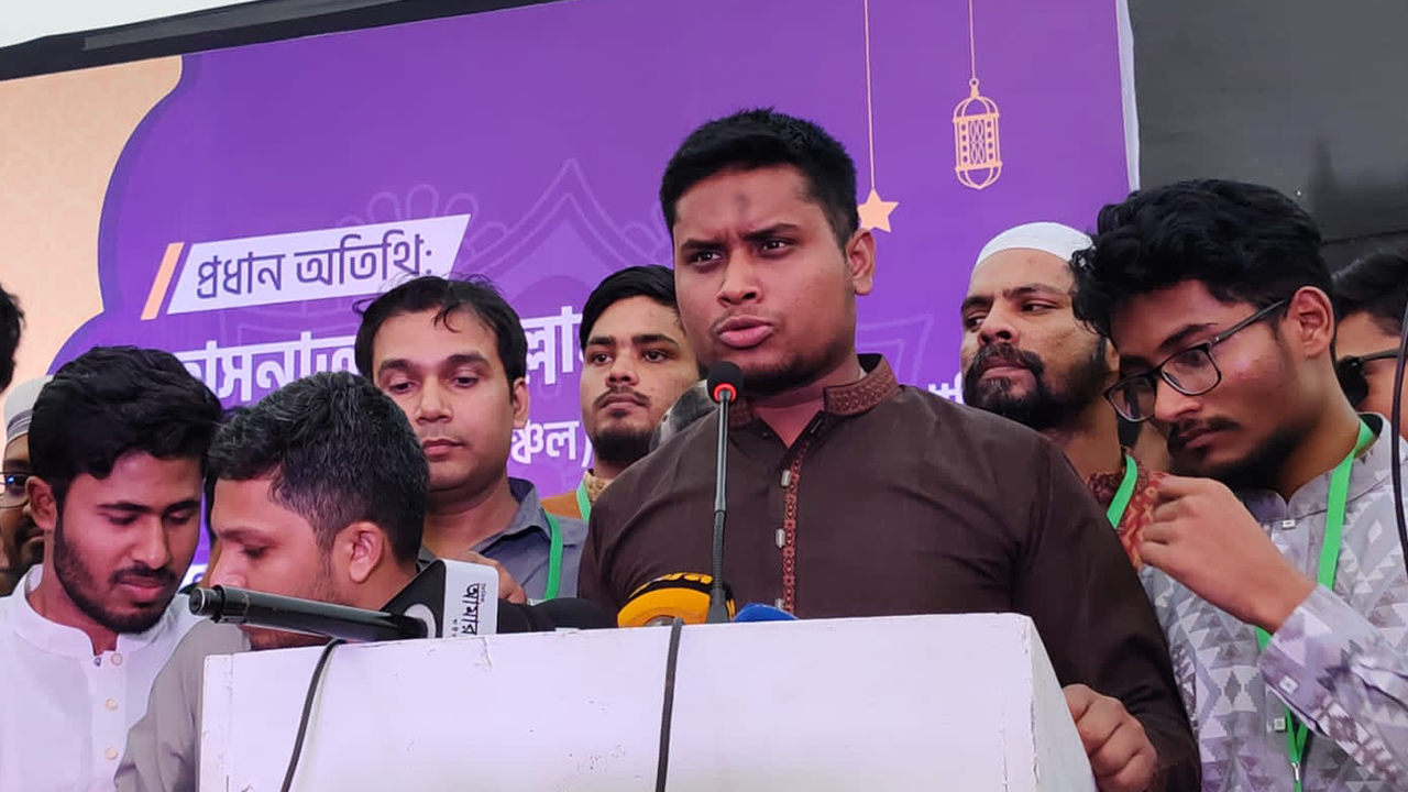 কুমিল্লায় জাতীয় নাগরিক পার্টির (এনসিপি) ইফতার অনুষ্ঠানে দলটির মুখ্য সংগঠক (দক্ষিণাঞ্চল) হাসনাত আব্দুল্লাহ। ছবি : কালবেলা