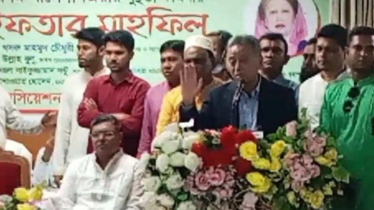 আইডিইবি ভবন মুক্তিযুদ্ধ স্মৃতি মিলনায়তনে বক্তব্য রাখেন আমীর খসরু মাহমুদ। ছবি : কালবেলা