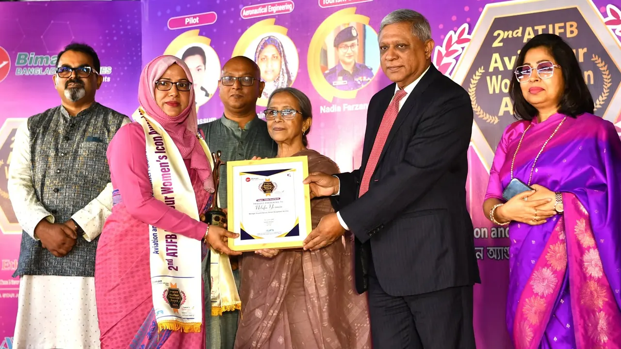এটিজেএফবি এভিয়েট্যুর উইমেন্স আইকন অ্যাওয়ার্ড পেলেন ১০ নারী। ছবি : কালবেলা