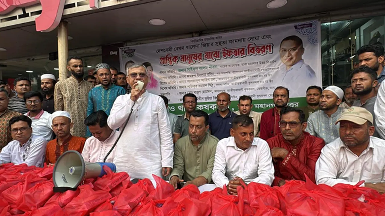 তেজগাঁও থানা কৃষকদল আয়োজিত ইফতার বিতরণ অনুষ্ঠানে বক্তব্য রাখেন সাইফুল আলম নীরব। ছবি : কালবেলা
