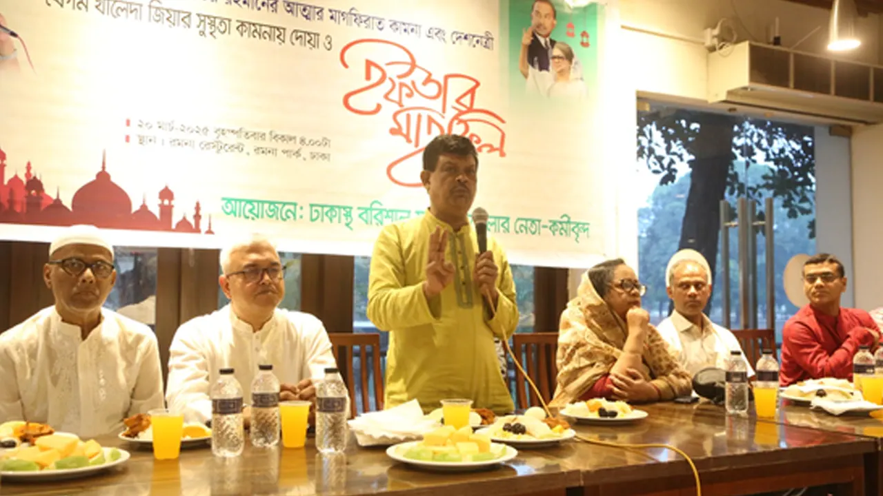 ঢাকাস্থ বরিশাল সদর উপজেলার নেতাকর্মী আয়োজিত ইফতার ও দোয়া মাহফিলে বক্তব্য রাখেন আবু নাসের মুহাম্মদ রহমাতুল্লাহ। ছবি : কালবেলা