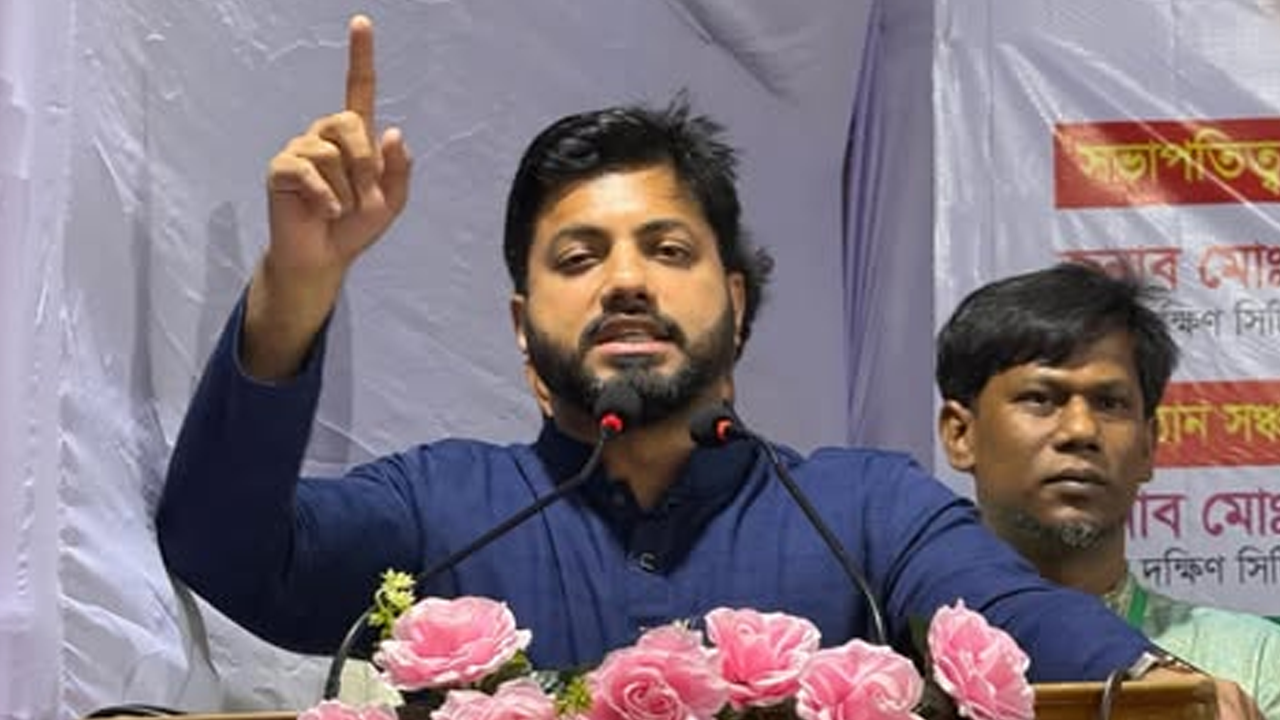 ঢাকা দক্ষিণ সিটি করপোরেশন শ্রমিক কর্মচারী ইউনিয়ন আয়োজিত ইফতার মাহফিলে বক্তব্য দেন ইশরাক হোসেন। ছবি : কালবেলা