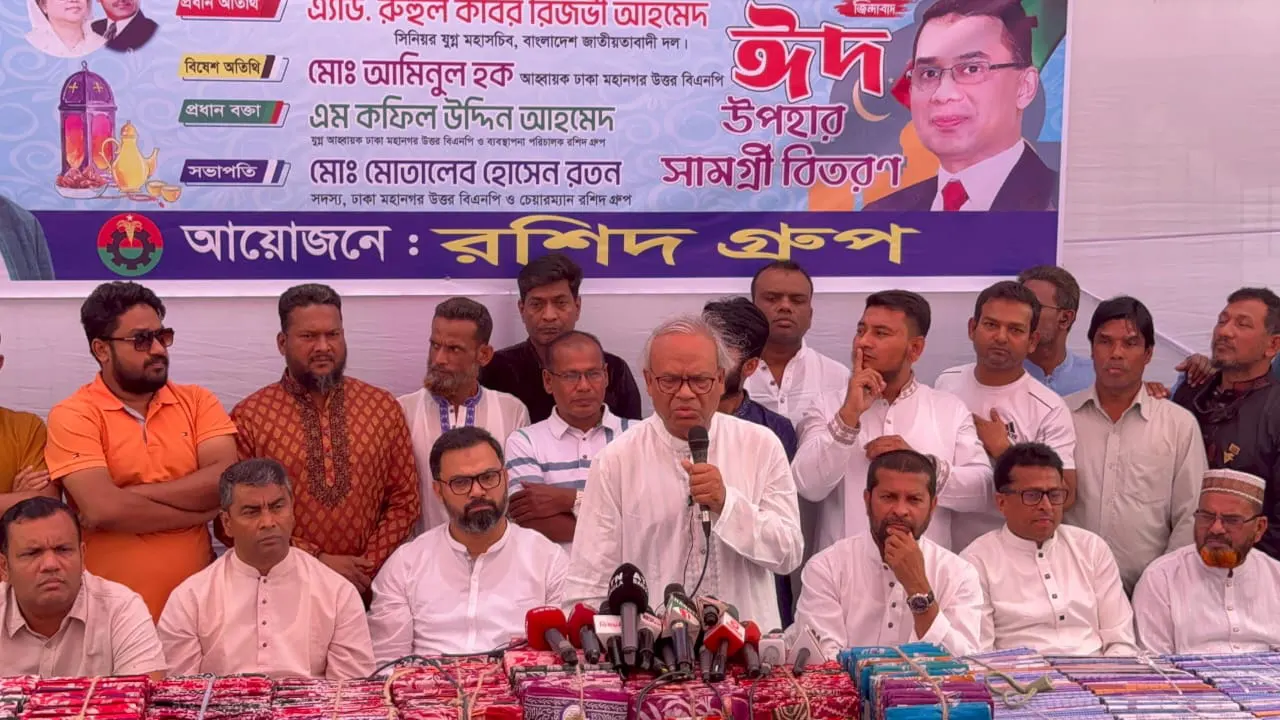 গরিব-দুস্থদের মাঝে ঈদ উপহার সামগ্রী বিতরণকালে বক্তব্য দেন রুহুল কবির রিজভী। ছবি : কালবেলা