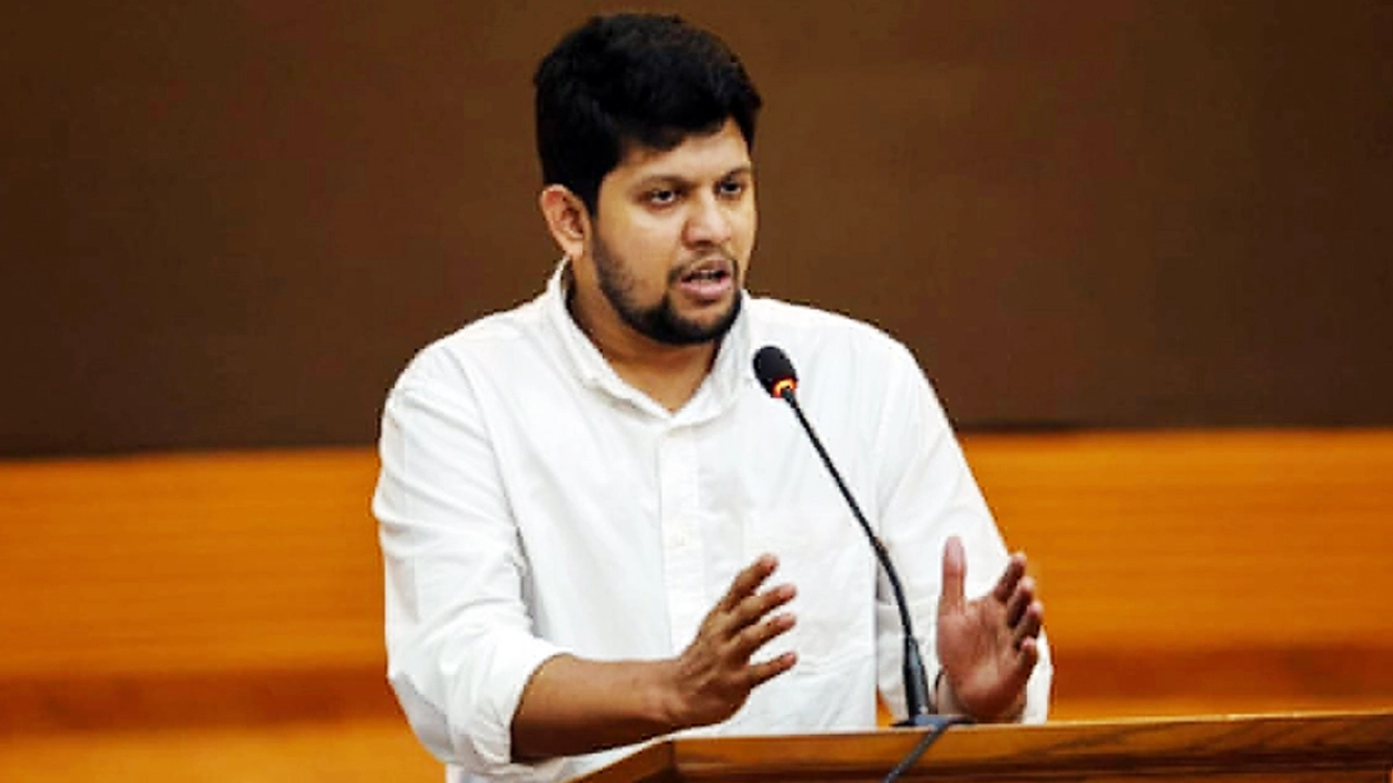 তথ্য উপদেষ্টা মাহফুজ আলম। ছবি : সংগৃহীত