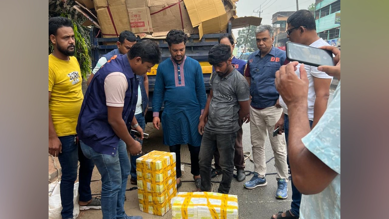 চট্টগ্রামে কোটি টাকার বিদেশি সিগারেটসহ দুজনকে গ্রেপ্তার করেছে গোয়েন্দা পুলিশ (ডিবি)। ছবি : কালবেলা