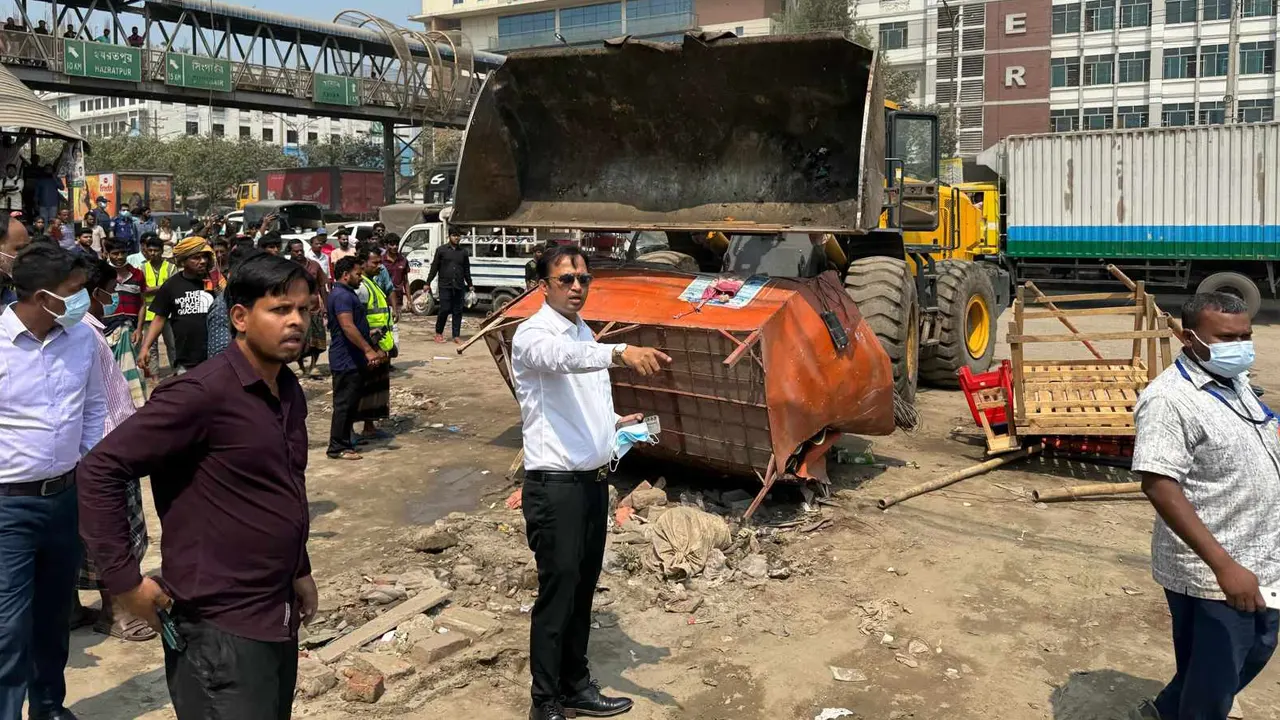 বুলডোজার দিয়ে গুঁড়িয়ে দেওয়া হচ্ছে অবৈধ স্থাপনা। ছবি : কালবেলা