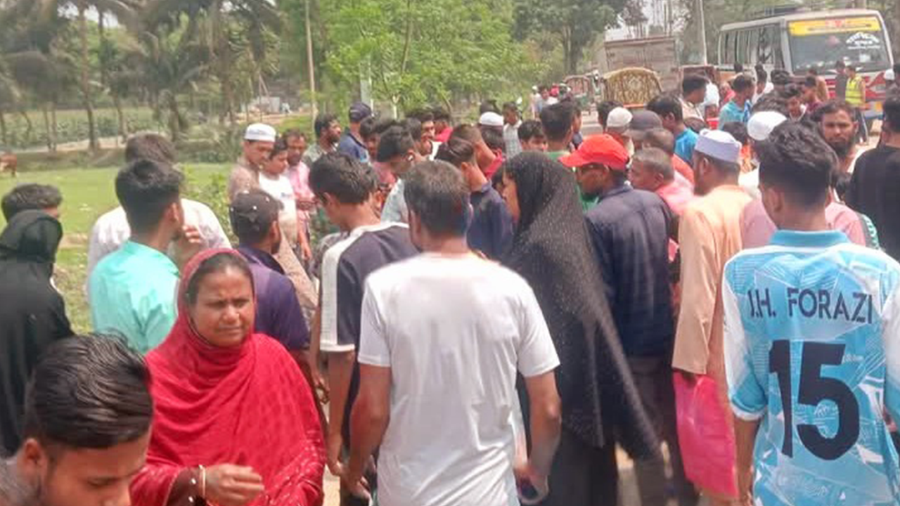 দুর্ঘটনাকবলিত স্থানে উৎসুক জনতার ভিড়। ছবি : কালবেলা