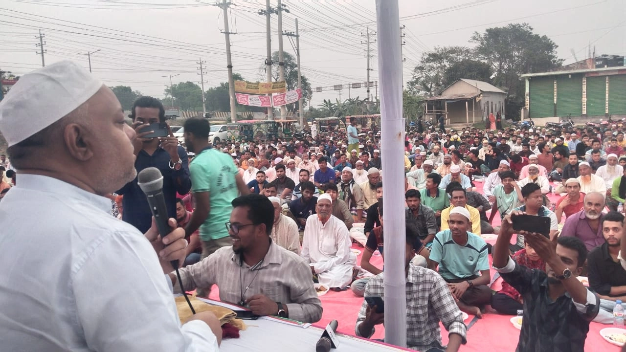 ধামরাইয়ে এক ইফতার মাহফিলে বক্তব্য দেন ইয়াছিন ফেরদৌস মুরাদ। ছবি : কালবেলা