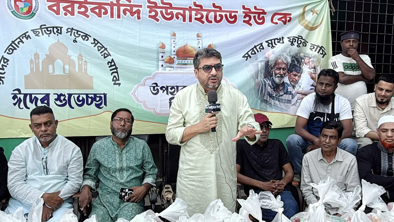 সিলেটে ঈদ উপহার বিতরণ করেন মিফতাহ্ সিদ্দিকী। ছবি : কালবেলা