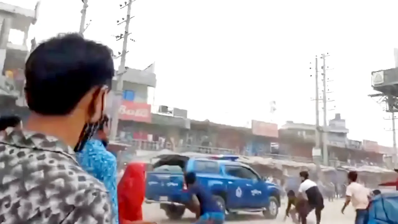 পুলিশের গাড়িতে হামলা। ছবি: ভিডিও থেকে