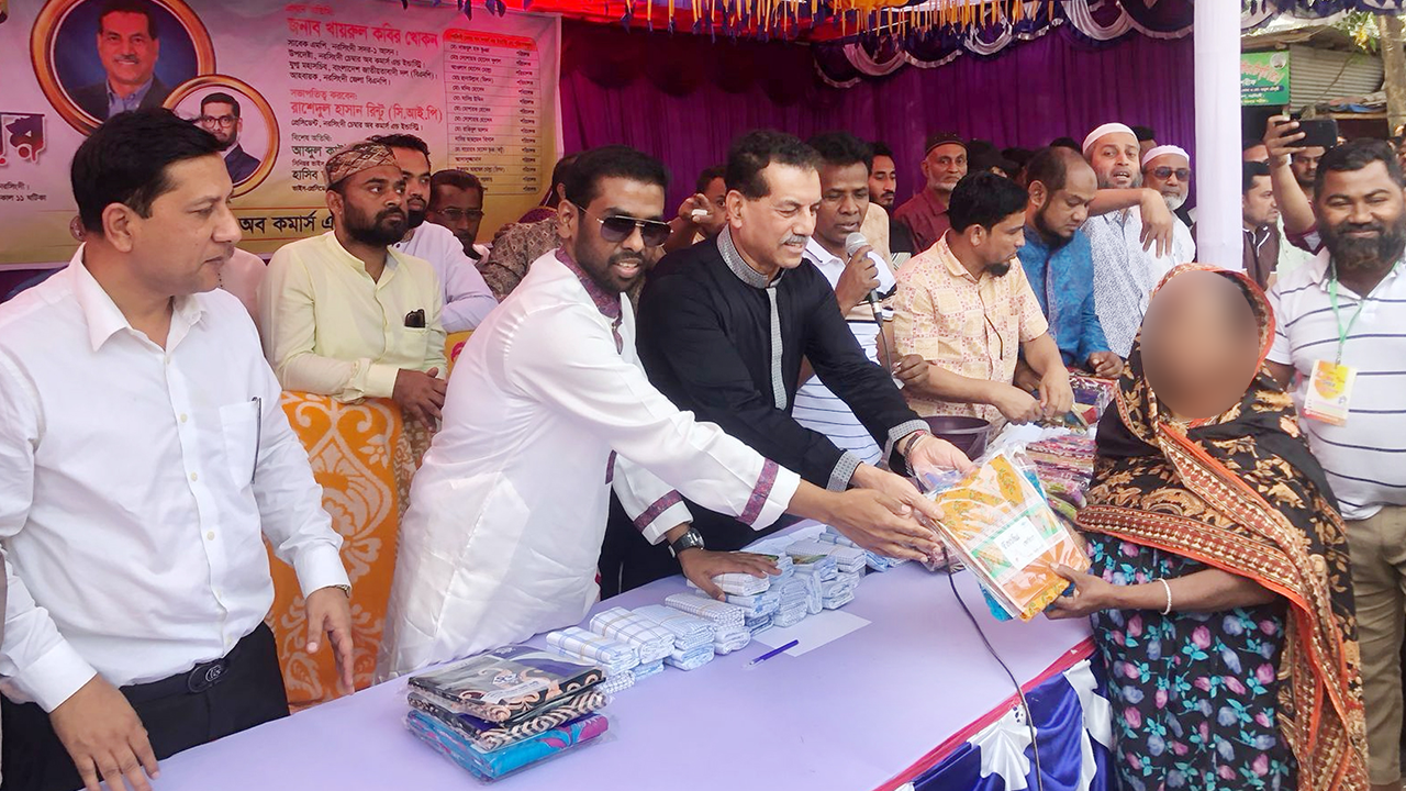 নরসিংদীতে ঈদ উপহার বিতরণ করেন খায়রুল কবির খোকন। ছবি : কালবেলা