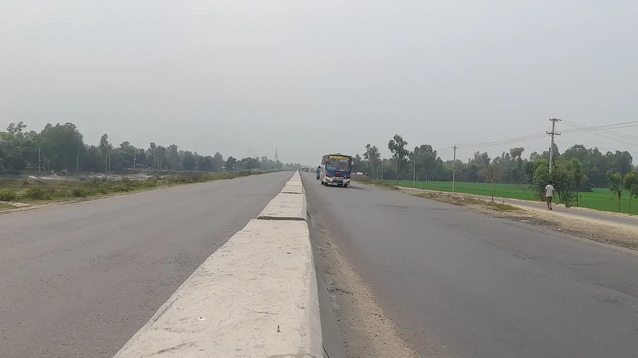 সিরাজগঞ্জের একটি মহাসড়কের চিত্র। ছবি : কালবেলা