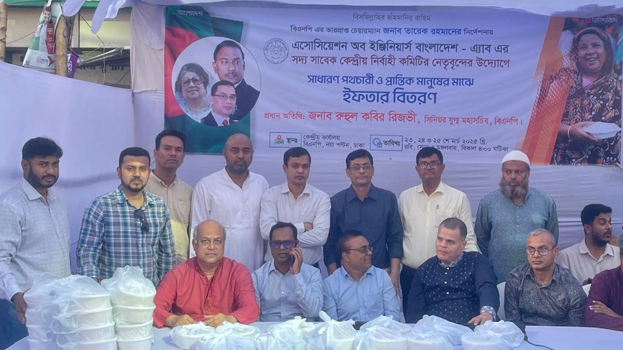 বিএনপির কেন্দ্রীয় কার্যালয়ের সামনে সাধারণ পথচারী ও প্রান্তিক মানুষের মাঝে ইফতার বিতরণ। ছবি : কালবেলা