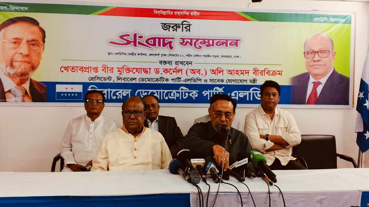 সংবাদ সম্মেলনে এলডিপির প্রেসিডেন্ট ড. কর্নেল অলি আহমদ। ছবি : কালবেলা