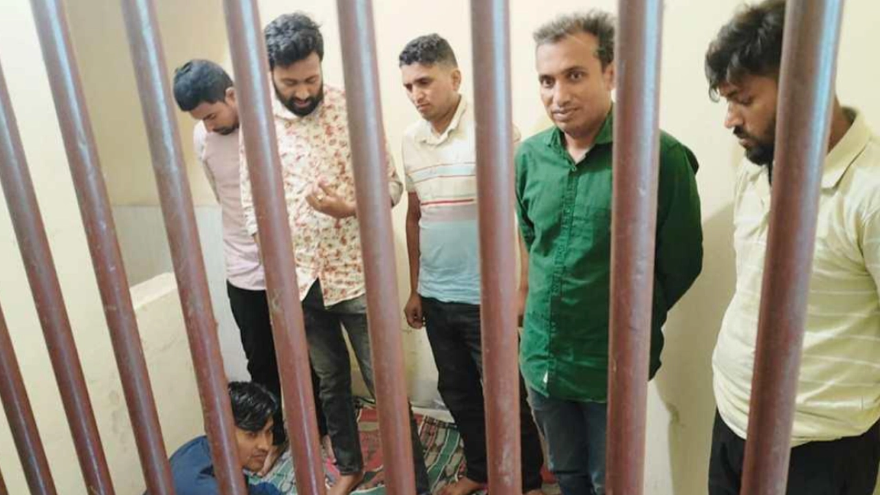 অপহরণ ও মুক্তিপণ নিয়ে পালিয়ে যাওয়ার সময় গ্রেপ্তার হওয়া রাজশাহী মেট্রোপলিটন পুলিশের (আরএমপি) পাঁচ সদস্যকে সাময়িক বরখাস্ত করা হয়েছে। ছবি : সংগৃহীত
