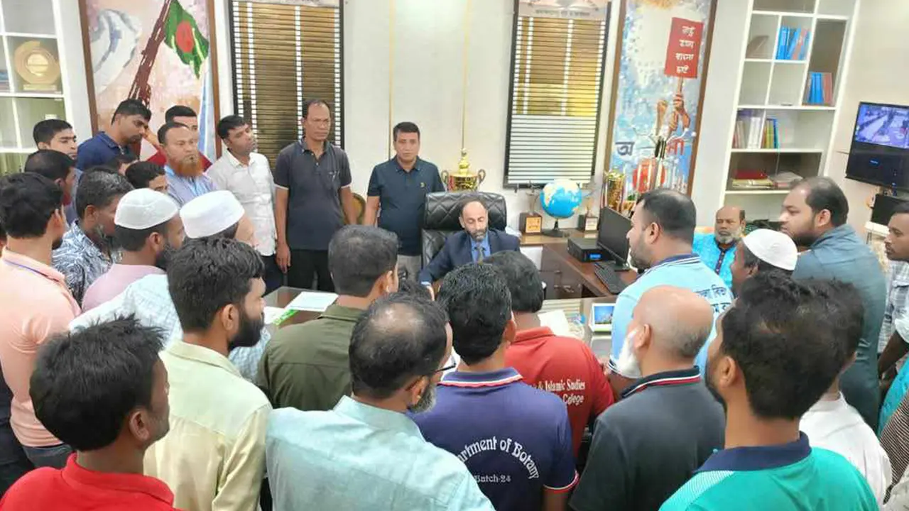 অনির্দিষ্টকালের কর্মবিরতির ঘোষণা দেন ভিক্টোরিয়া কলেজ কর্মচারী। ছবি : কালবেলা