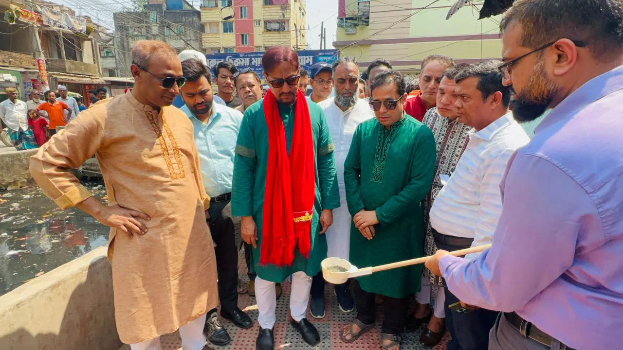 মশা নিয়ন্ত্রণে বৈজ্ঞানিক পদ্ধতির অংশ হিসেবে পরীক্ষামূলকভাবে বিটিআই লার্ভিসাইড ছিটাচ্ছে চসিক। ছবি : কালবেলা
