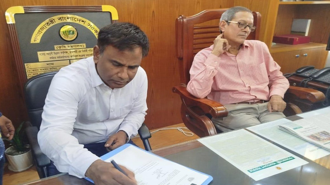 গত রোববার বিএমডিএর ইডি হিসেবে নিজে দায়িত্ব নেন অতিরিক্ত প্রধান প্রকৌশলী জাহাঙ্গীর আলম খান। পাশে বসে ছিলেন তৎকালীন ইডি শফিকুল ইসলাম। ছবি : কালবেলা