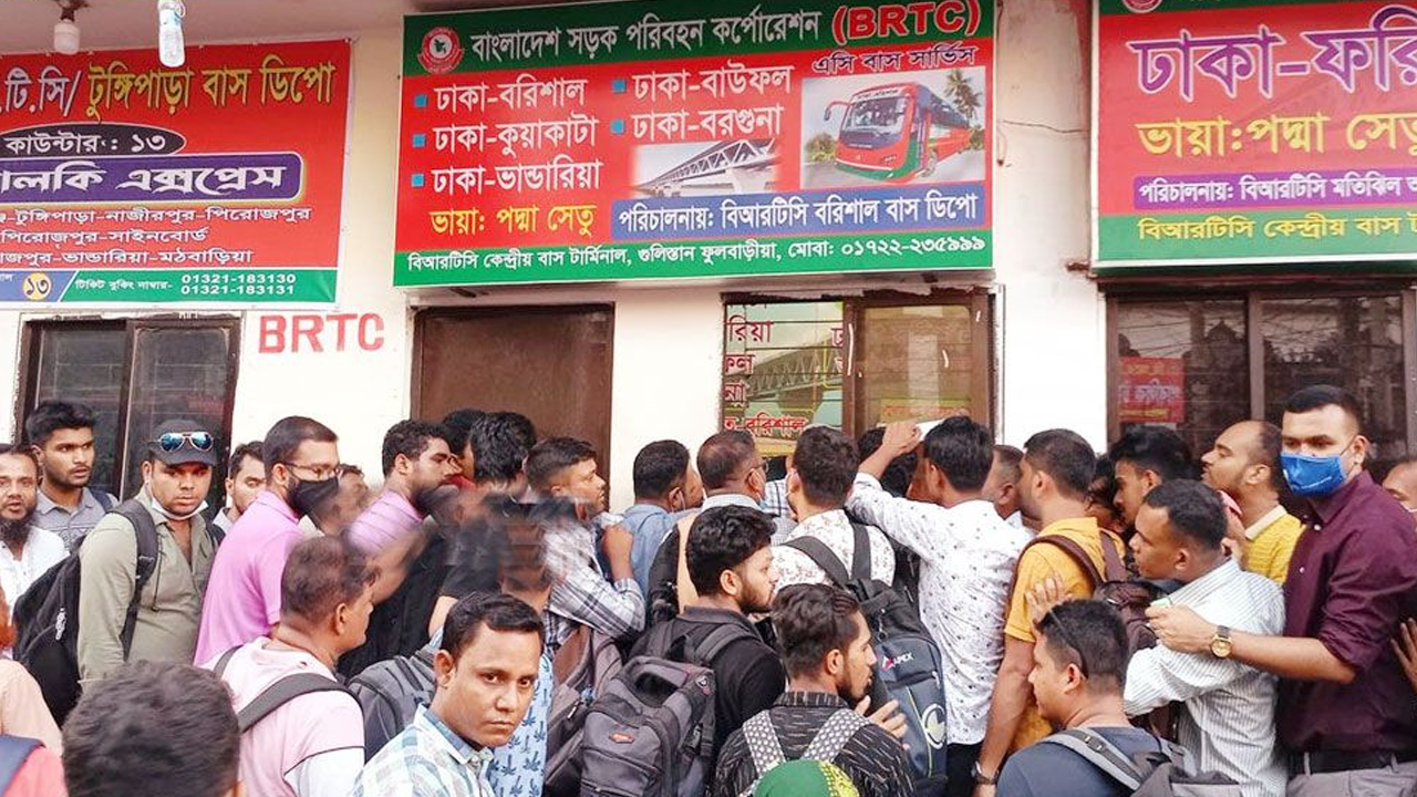 বাস টার্মিনালে টিকিট ক্রেতাদের ভিড়। পুরোনো ছবি