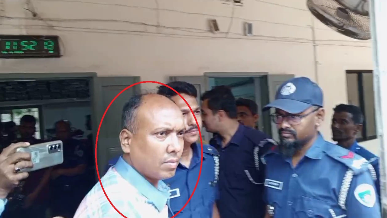 গ্রেপ্তার ব্যবসায়ী আনোয়ার (লাল চিহ্নিত)। ছবি : কালবেলা