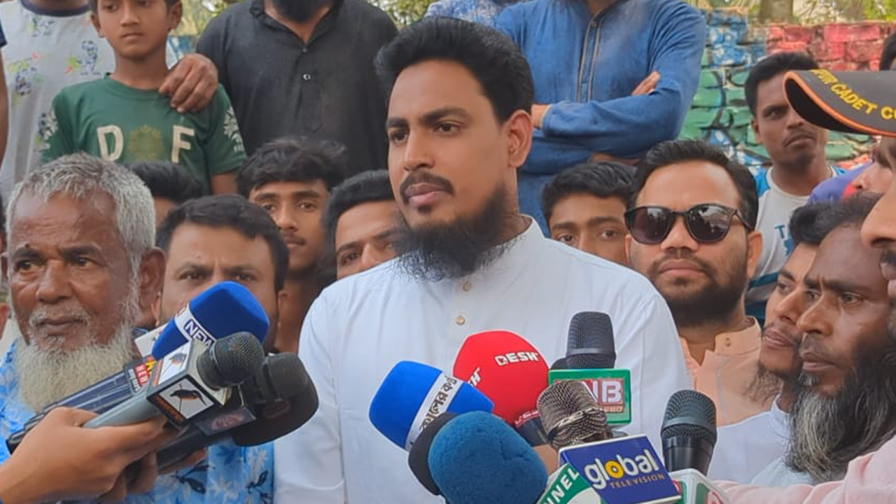 সাংবাদিকদের সঙ্গে কথা বলছেন জাতীয় নাগরিক পার্টির (এনসিপি) সদস্যসচিব আখতার হোসেন। ছবি : কালবেলা
