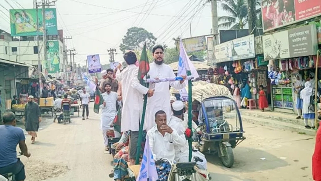 ব্যাটারিচালিত ভ্যানের বহর নিয়ে জনসংযোগ করেছেন জাতীয় নাগরিক পার্টির (এনসিপি) সদস্যসচিব আখতার হোসেন। ছবি : সংগৃহীত