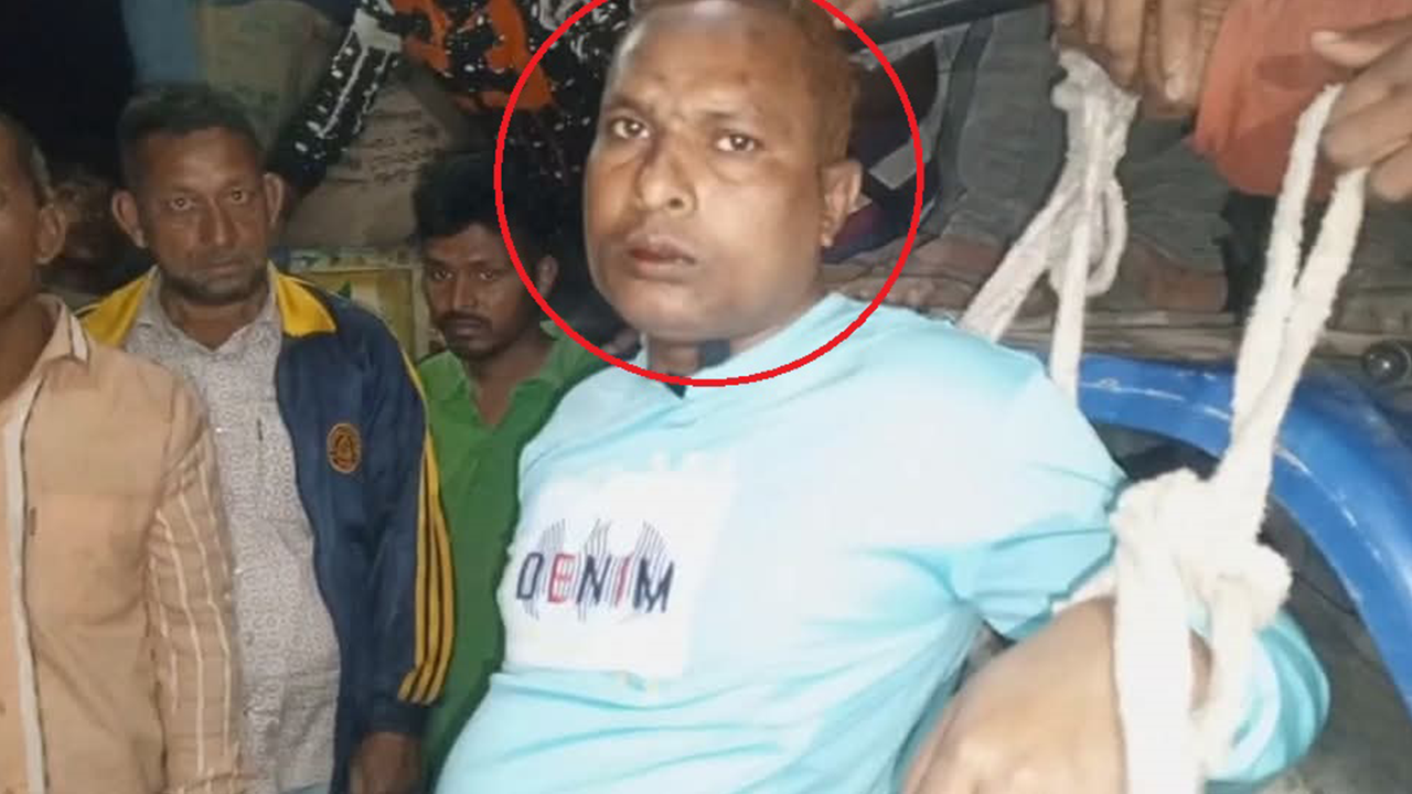 চাল চুরির সময় হাতেনাতে আটক স্বেচ্ছাসেবক দল নেতা 