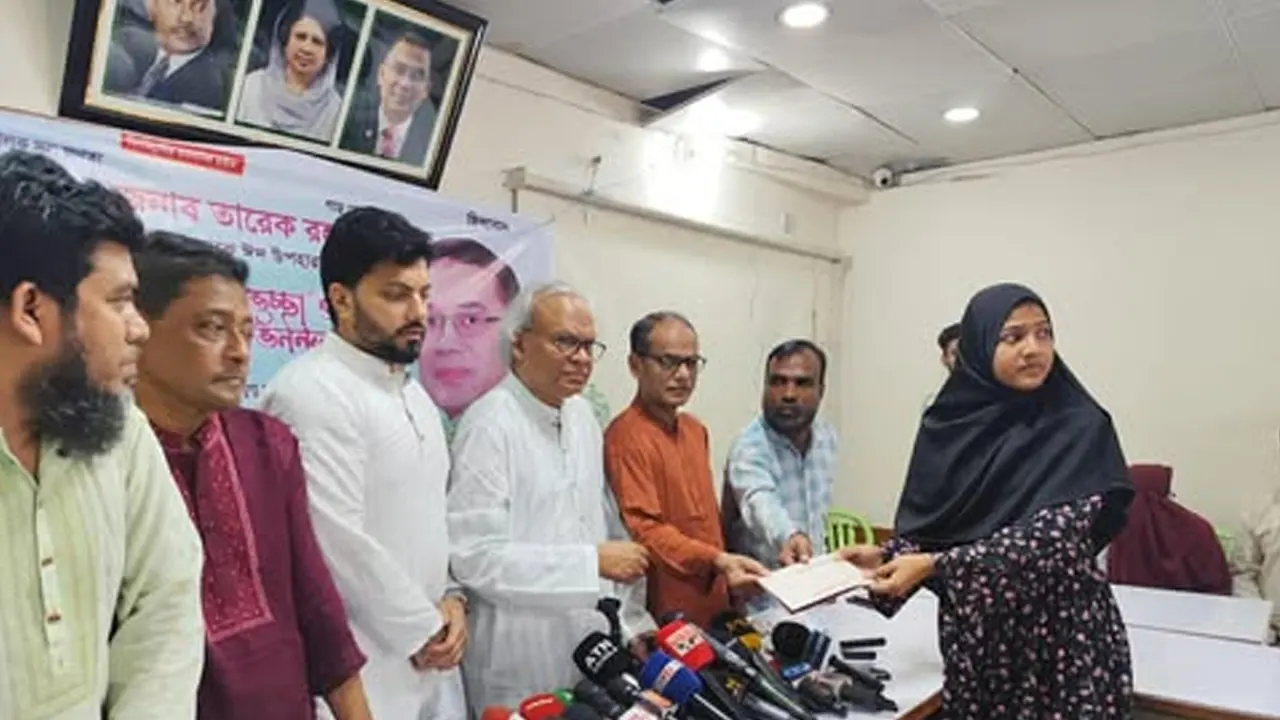 বিএনপির ঈদ উপহার বিতরণ অনুষ্ঠান। ছবি : কালবেলা