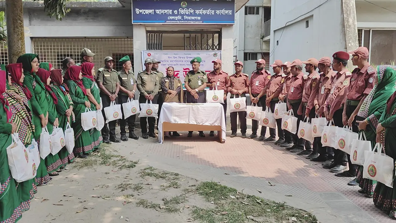 ঈদ উপহার পেয়ে খুশি আনসার সদস্যরা। ছবি : কালবেলা