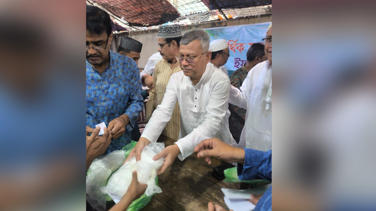 ঈদ উপহার বিতরণ করেন সাইফুল আলম নীরব। ছবি : কালবেলা