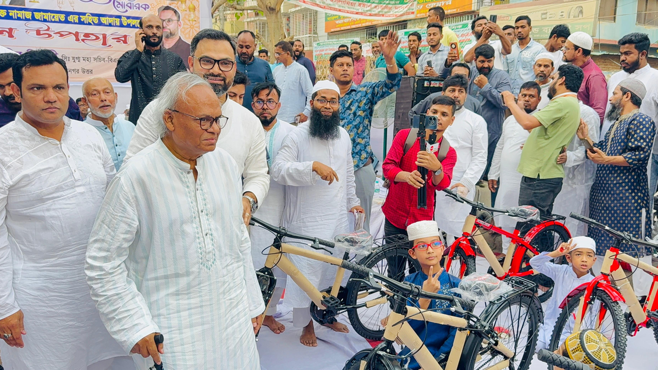 ৩২ শিশু-কিশোরকে বাইসাইকেল উপহার দেওয়া হয়েছে। ছবি : সংগৃহীত