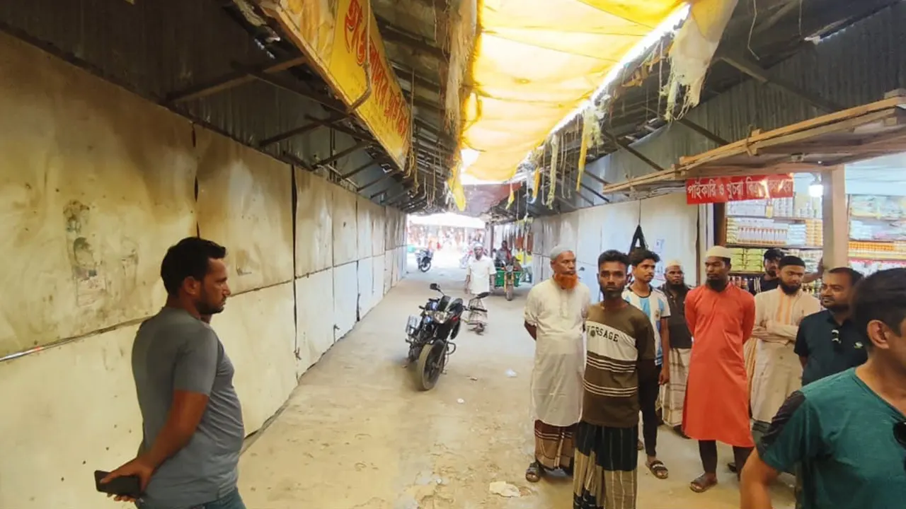 পটুয়াখালীতে জমির মালিকানা দাবি করে ১০টি দোকানে তালা ঝুলিয়ে দিয়েছেন দুই যুবদল নেতা। ছবি : কালবেলা