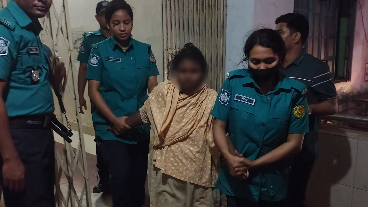 গ্রেপ্তার আদুরী বেগম। ছবি : কালবেলা