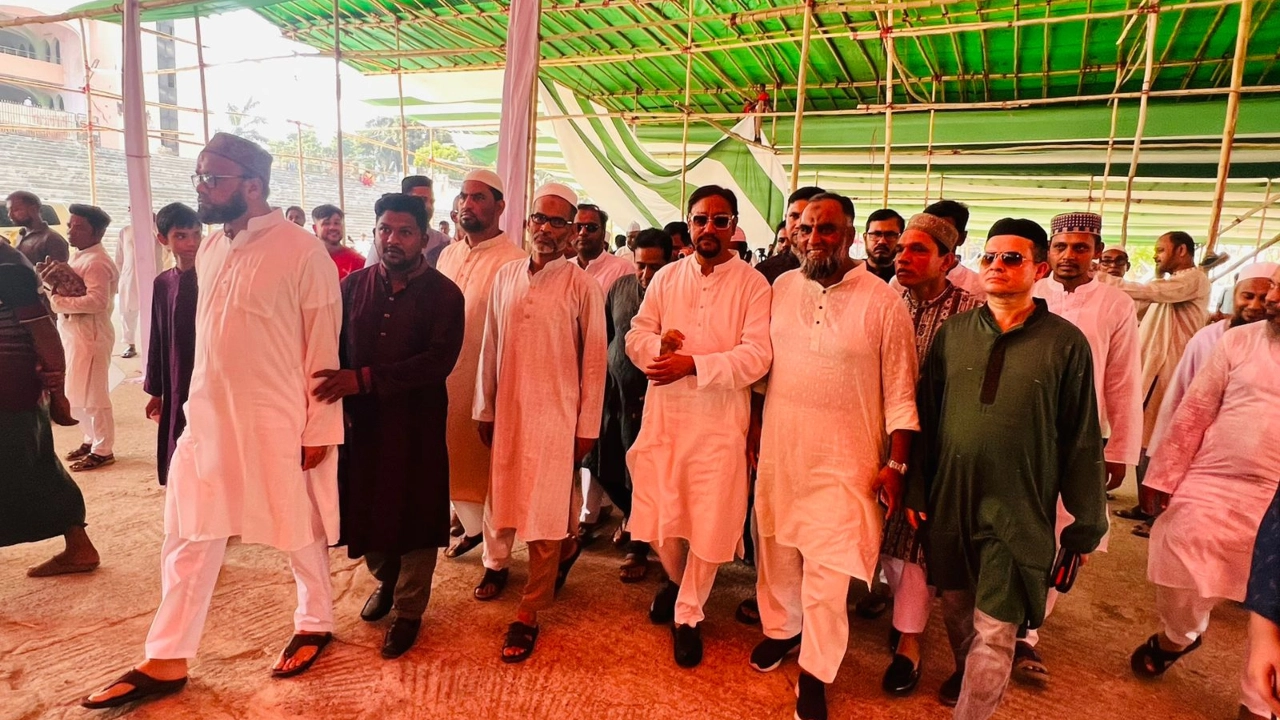 জমিয়তুল ফালাহ মসজিদের মাঠ পরিদর্শন করে চসিক মেয়র ডা. শাহাদাত হোসেন। ছবি : কালবেলা