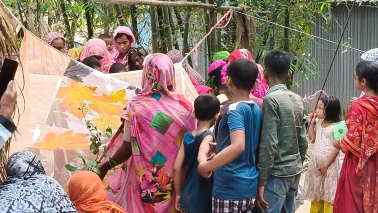 নিহতের বাড়িতে আত্মীয়স্বজনদের ভিড়। ছবি : কালবেলা