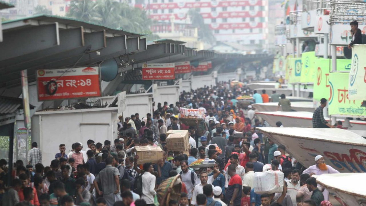 লঞ্চঘাটে ঘরমুখো মানুষ। পুরোনো ছবি