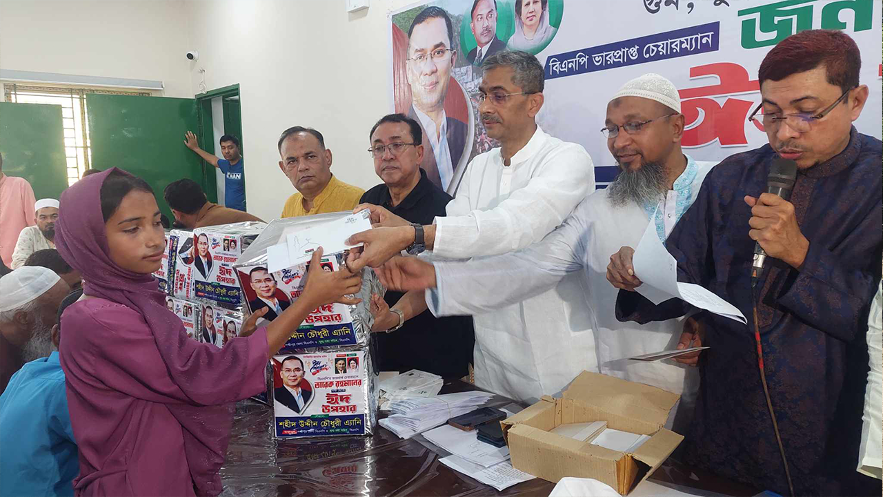 লক্ষ্মীপুরে ঈদ উপহার বিতরণ করেন শহীদ উদ্দিন চৌধুরী এ্যানি। ছবি : কালবেলা