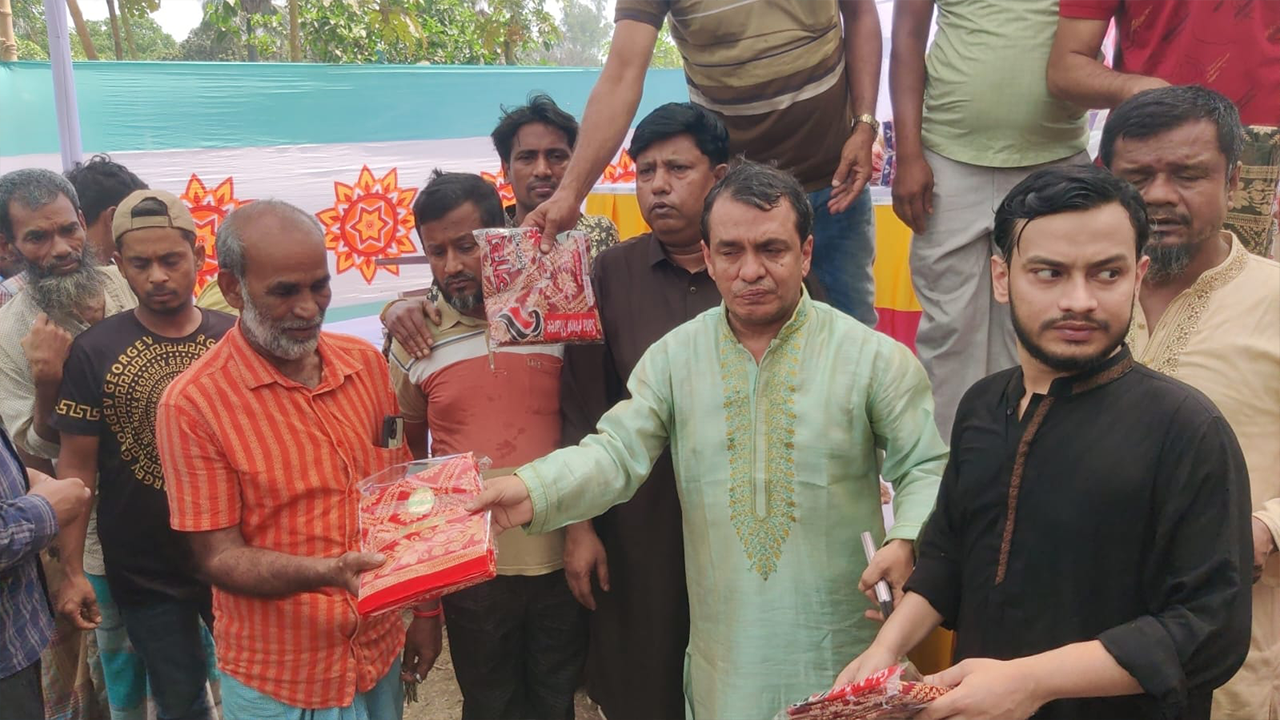 টঙ্গীতে ঈদ উপহার বিতরণ করেন রাকিব উদ্দিন সরকার পাপ্পু। ছবি : কালবেলা
