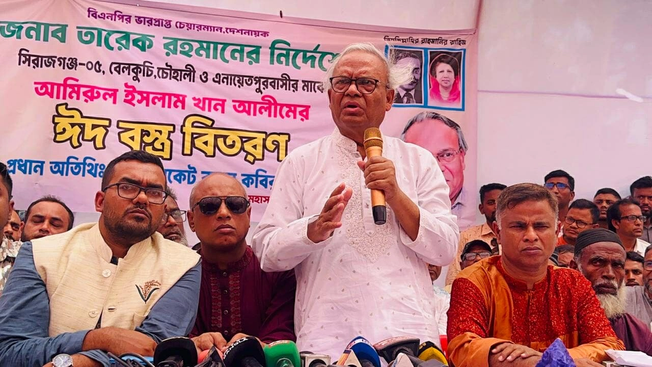 সিরাজগঞ্জে জুলাইয়ের শহীদ পরিবার এবং হতদরিদ্রদের মাঝে ঈদ বস্ত্র ও খাদ্যসামগ্রী বিতরণ অনুষ্ঠানে বক্তব্য দেন রুহুল কবির রিজভী। ছবি : কালবেলা