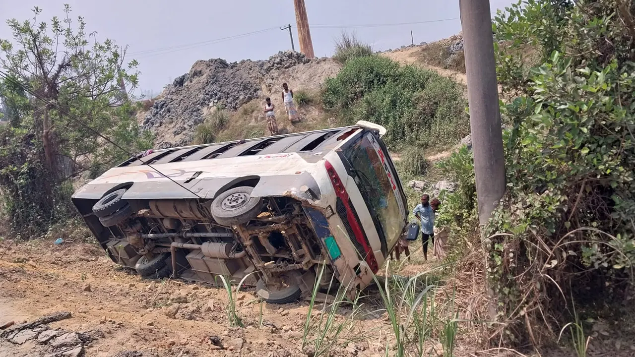 রাস্তা থেকে খাদে পড়া ঈগল পরিবহন। ছবি : কালবেলা