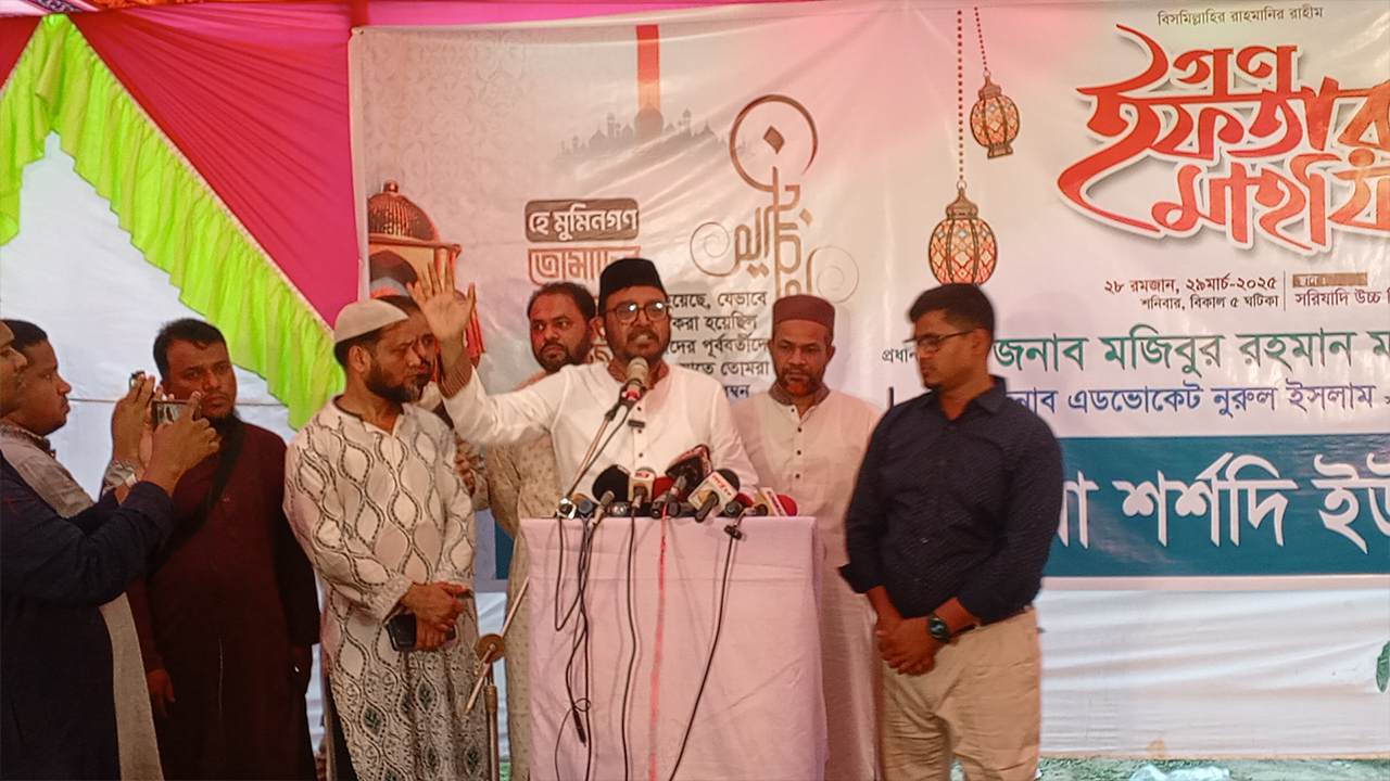 ফেনীতে ইফতার মাহফিলে বক্তব্য দেন মজিবুর রহমান মঞ্জু। ছবি : কালবেলা