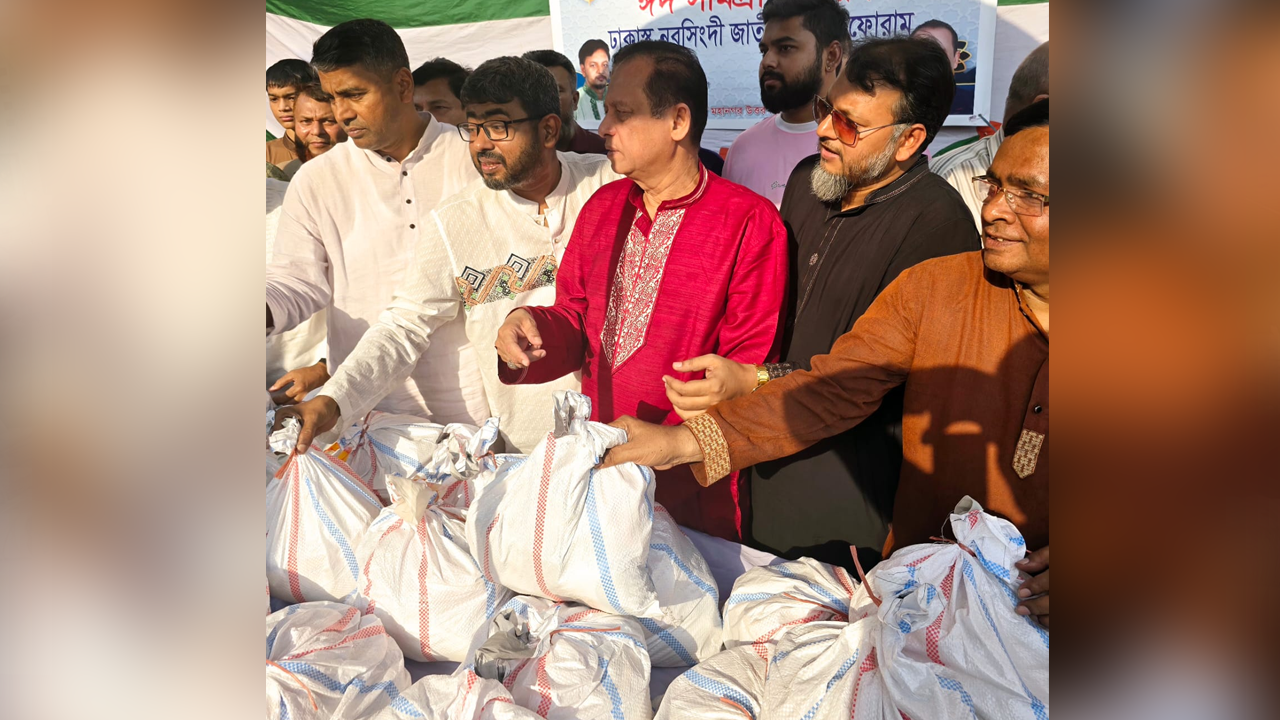 দুস্থ ব্যক্তিদের ঈদ উপহার দিয়েছেন বিএনপির ক্ষুদ্রঋণ বিষয়ক সম্পাদক এমএ কাইয়ুম। ছবি : সংগৃহীত