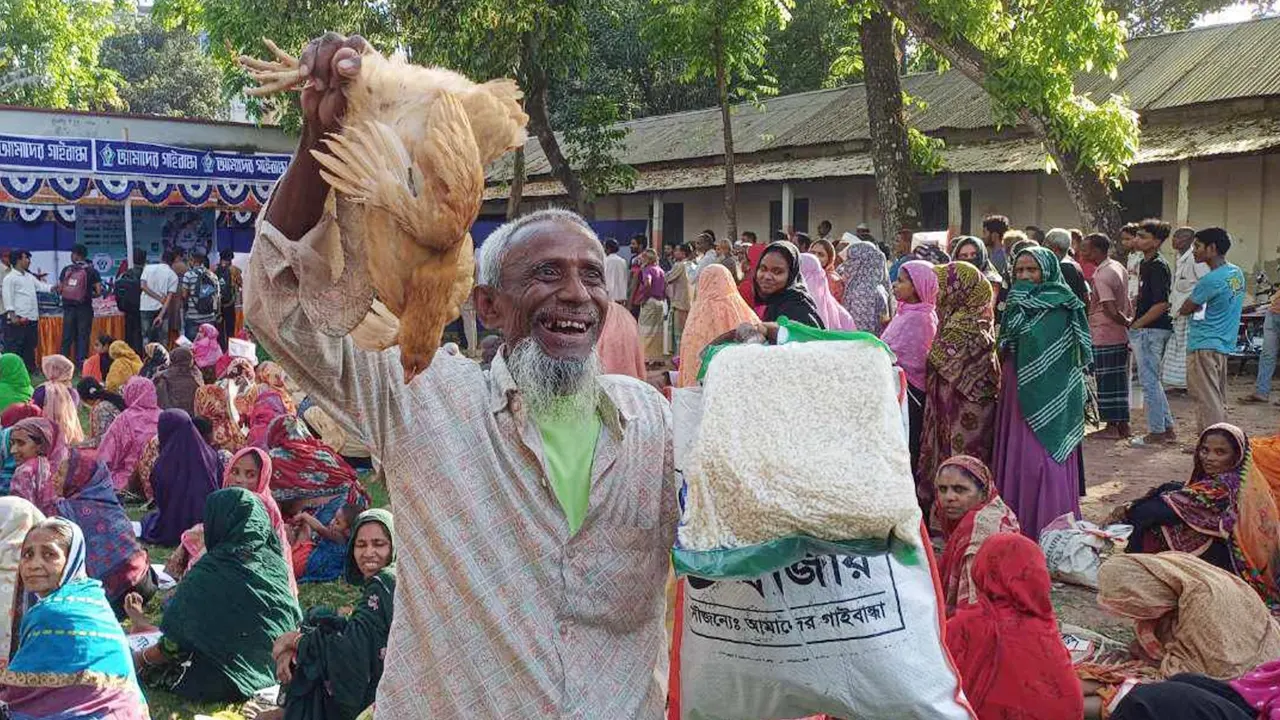 এক টাকায় ঈদসামগ্রী কিনতে পেরে খুশি স্বল্প আয়ের মানুষ। ছবি : কালবেলা