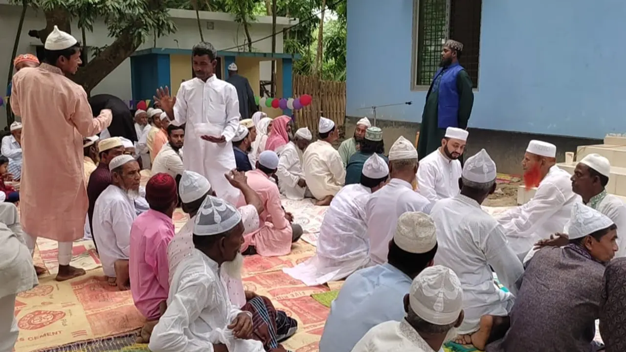 ঈদের নামাজের অপেক্ষায় মুসল্লিরা। পুরোনো ছবি